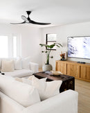 El popular v entilador de techo Maverick de Monte Carlo disponible con una luz LED integrada. Tecnología LED avanzada. Consta de conjuntos de chips LED de la más alta calidad para un rendimiento y confiabilidad superiores. Con una silueta moderna y elegante, un motor de CC y una gran eficiencia energética