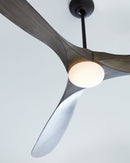 El popular v entilador de techo Maverick de Monte Carlo disponible con una luz LED integrada. Tecnología LED avanzada. Consta de conjuntos de chips LED de la más alta calidad para un rendimiento y confiabilidad superiores. Con una silueta moderna y elegante, un motor de CC y una gran eficiencia energética