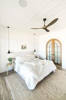 El ventilador de techo Maverick II presenta una silueta elegante y moderna con un diseño de tres aspas. Tiene un motor de CC reversible de 6 velocidades de ahorro de energía ultra eficiente. Incluye control remoto de mano  y una varilla descendente de 6 pulgadas. Garantía limitada de por vida. Listado ETL para lugares húmedos. 