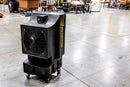 Enfriador evaporativo perfecto para talleres, cocheras y estudios de hasta 1,200 pies2 (110 m2). Control de velocidad variable. Diámetro del ventilador de 18 pulgadas (46 cm). Medios de enfriamiento de 8 pulgadas (20 cm)- Depósito de agua de 16 galones (73 lt). Garantía de 3 años