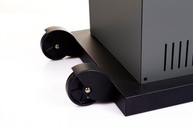 El calentador Tungsten Smart-Heat™ portable tiene un acabado neutro negro y diseño galardonado. Ofrece calor direccional eficiente y una solución de calefacción versátil para exteriores. Su estructura modular con ruedas incorporadas permite una fácil maniobrabilidad. Fácil de trasladar y potente. 