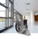 Los centrífugos de álabes curvos adelantados cuentan con una construcción ligera apropiada para cada tamaño y una óptima relación entre consumo y prestaciones. Destaca por su versatilidad al disponer de siete tamaños con cuatro alternativas en la posición de descarga.