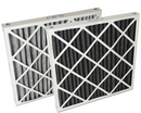 Filtro de aire Carbon Pleat y Carbon Pleat Plus. Elimina partículas, gases contaminantes, olores y gases ligeros (OdorGuard Plus). Capa exterior de poliéster remueve partículas del aire interior. Disponibles para aplicaciones de carga baja, media y pesada. Intercambiable con y/o remplaza filtros HVAC existentes. 